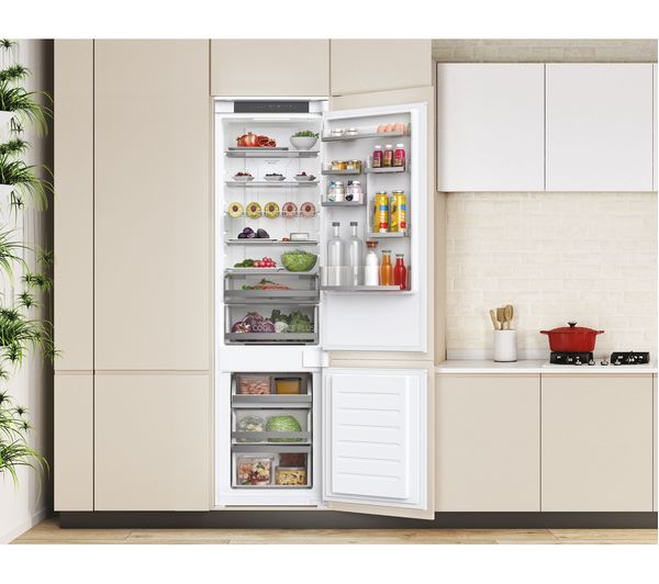 34901652 HOOVER HOBT5519EWK Integrated Smart 70/30 Fridge Freezer